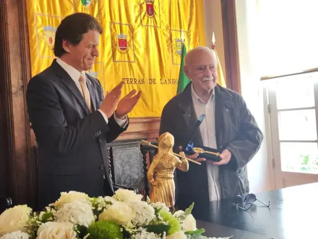 Na foto Ruy de Carvalho a receber as chaves do Concelho pela mão do Presidente Frederico Castro